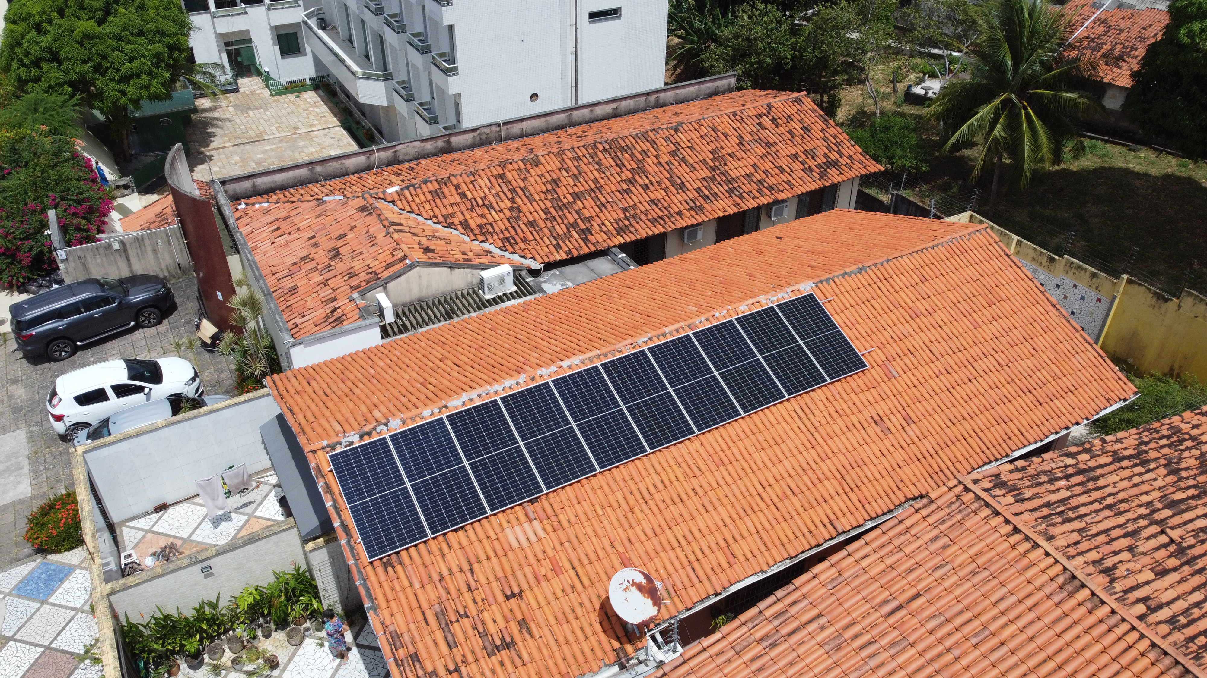Projeto residencial — instalação de painéis solares em telhado cerâmico